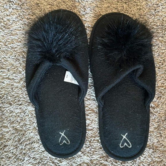 Black pom-pom Victoria’s Secret slipper, size medium - Picture 1 of 2
